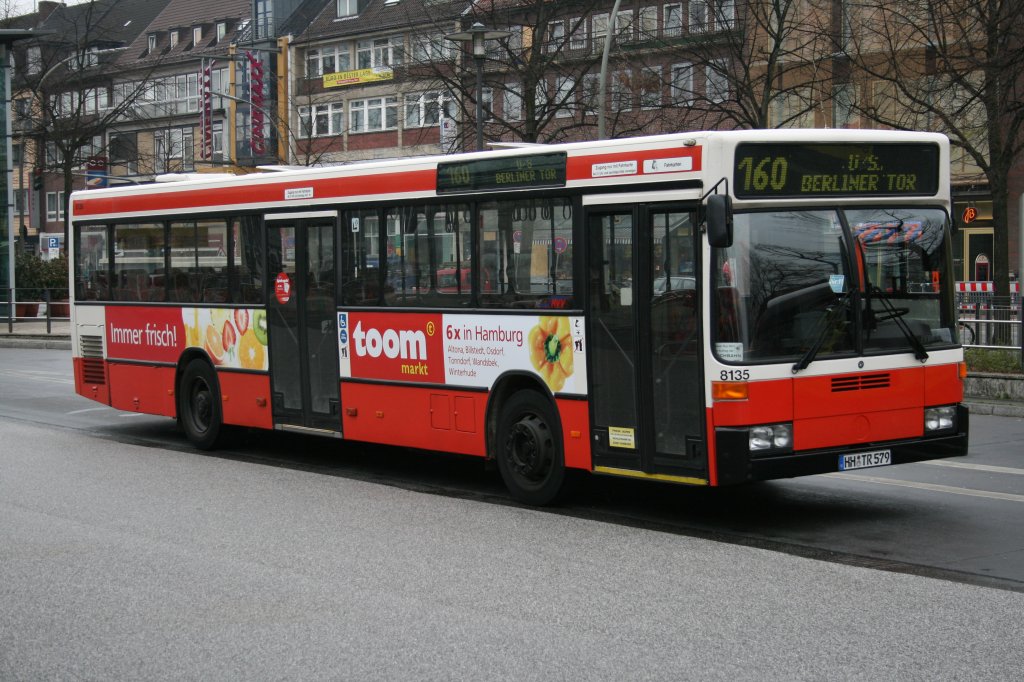 Einer der wenigen in Hamburg noch bei seinen Erstbesitzern fahrenden MB O405N1. Hier 8135 von Jasper Horn am 8.April 2010 in U Wandsbek Markt. 