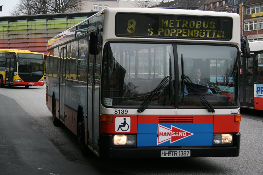 Einer der wenigen in Hamburg noch bei seinen Erstbesitzern fahrenden MB O405N1. Hier 8139 von Jasper Horn am 8.April 2010 in U Wandsbek Markt. 
