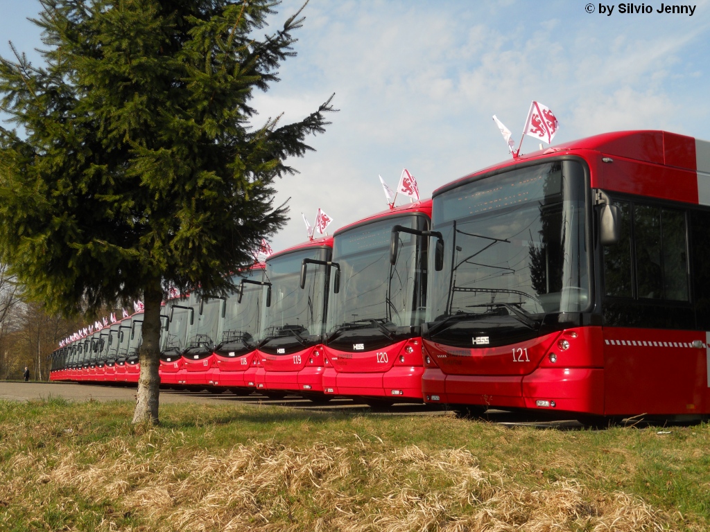 Einfach war es nicht für das Foto-Shooting vom 26.3.2011 der Stadtbus Swisstrolleys ein geeigneter Platz für 21 Fahrzeuge zu finden. So musste man sich halt dann auch mit einem Baum in der Quere zufrieden geben.