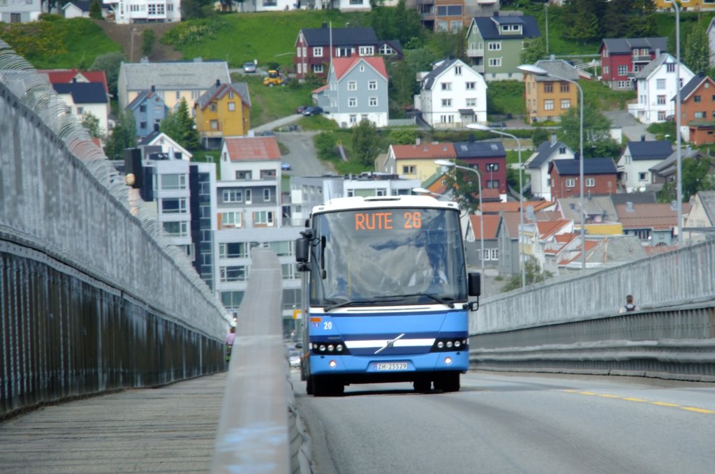 Einige Linien, darunter die 26, fahren vom Stadtzentrum Trom auf der Insel ber die Brcke ins auf dem Festland gelegene Tromsdalen. Das Bild zeigt Wagen 20, einen praktisch fabrikneuen Volvo 8700, bei der  Bergfahrt  auf der Brcke am 26.6.2010. 