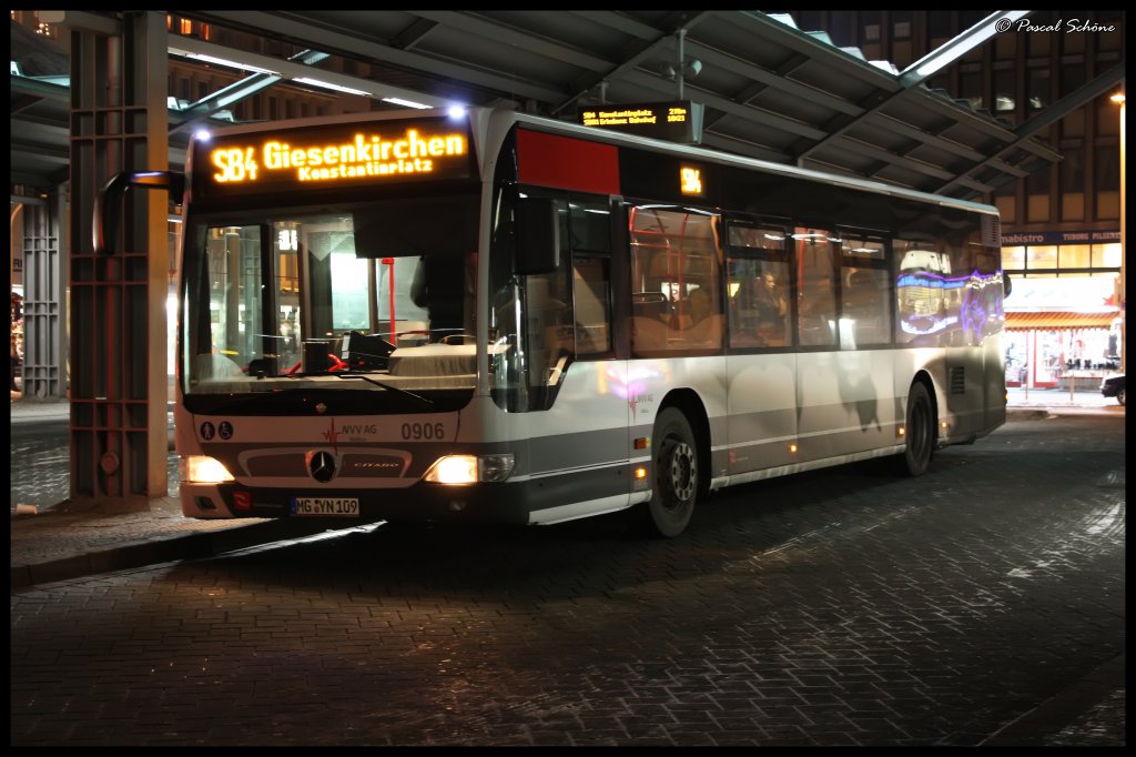 Endlich habe ich mal einen Citaro 2 aus dem Jahre 09 von Mbus vor die Linse bekommen, genaugenommen der 0906 als SB4 nach Giesenkirchen im Mnchengladbacher Hauptbahnhof.
Aufnahmedatum: 05.01.10
Aufnahmezeit:  17:57