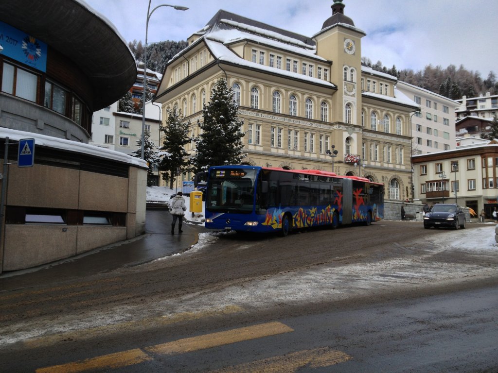 Engadin Bus, Mercedes-Benz Citaro (GR 156933) am 02.01.2013 beim Schulhausplatz in St. Moritz. Der Bus ist auf der Linie 2 Richtung Maloja unterwegs.