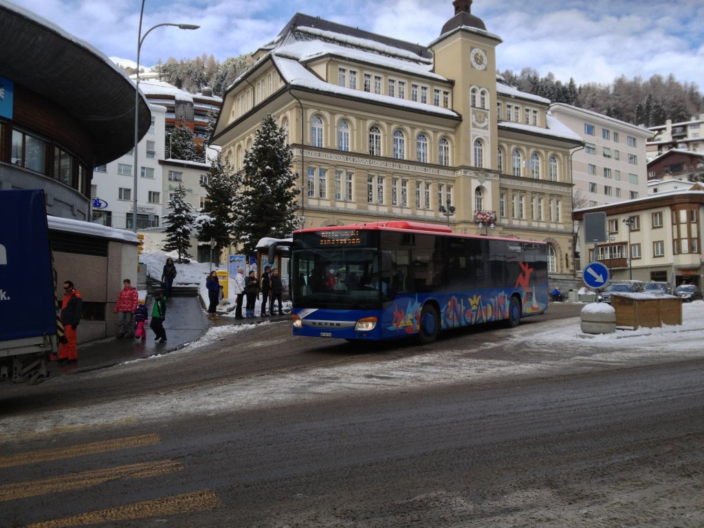 Engadin Bus, Setra S 415 NF (GR 100104 ) am 02.01.2013 beim Schulhausplatz in St. Moritz. Der Bus ist offenbar als Dienstafhrt unterwegs.