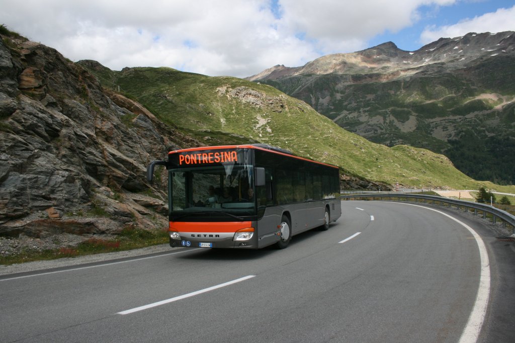 Erst seit wenigen Jahren gibt es eine direkte Busverbindung vom Italienischen Livigno in die Schweiz. Seit letztem Jahr fahren die Busse sogar 5x tglich nach Pontresina, dieses Jahr erstmals teilweise niederflurig: Setra 416NF (DB614JW) von Silvestri am 28.7.2010 unterwegs am Berninapass. 