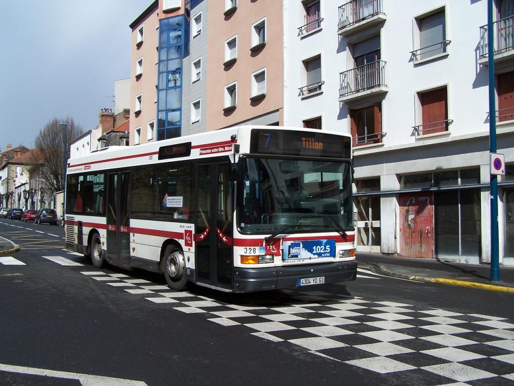 Es befinden sich 10 kleine Heuliez GX 117 in Clermont-Ferrand. Hier Wagen Nr 328 am 27/03/10.