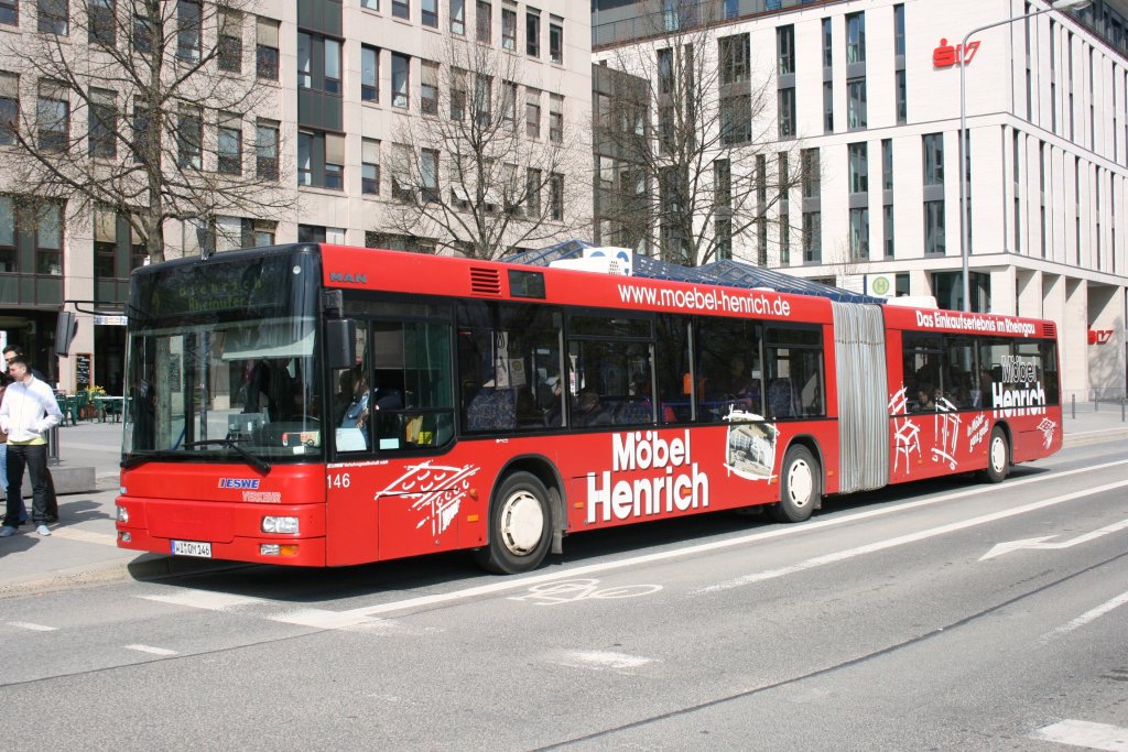 ESWE Verkehr 146 (WI QM 146) macht Werbung fr Mbel Henrich.
Aufgenommen am HBF Wiesbaden.
10.4.2010
