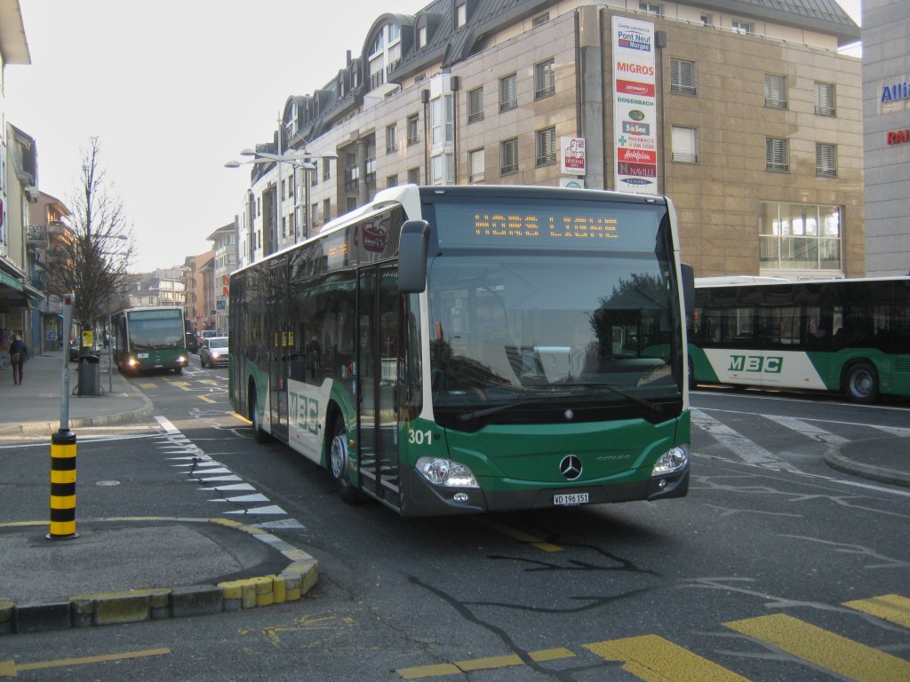 Etwas berrascht sah ich vom SBB Perron aus pltzlich Citaro III Busse. So gab es leider nur diese Not-Bilder: MB Citaro III Nr. 301 beim Bahnhof Morges. In der Schweiz ist m. W. nur beim VZO ebenfalls bereits ein Citaro III im Einsatz (dort jedoch ein G), 18.01.2012.