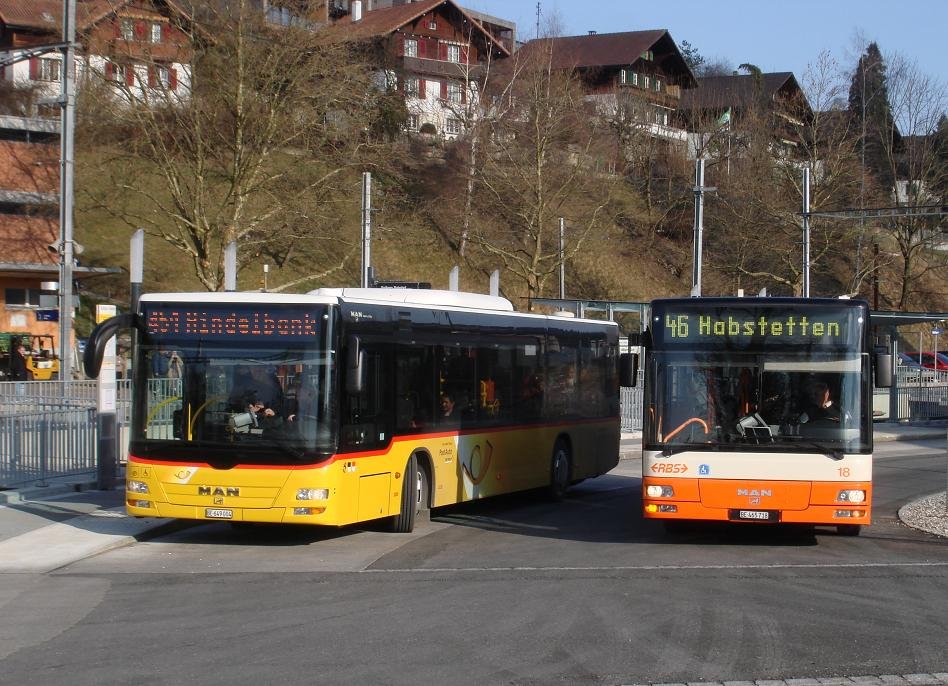 Eurobus, Bern BE 649'004 MAN und RBS, Worblaufen Nr. 18/BE 465'718 MAN am 16. Mrz 2010 beim Bahnhof Bolligen.