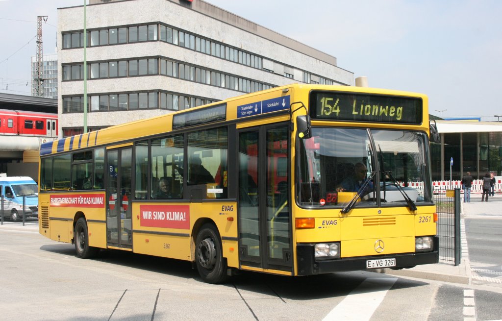 EVAG 3261 (E VG 3261) steht hier am HBF Essen mit der Linie 154.
27.5.2010