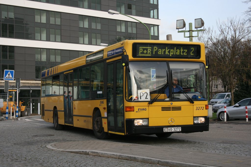EVAG 3272 (E VG 3272) im Pendelverkehr fr die Messe Essen auf den Weg zum Parkplatz 2.
Aufgenommen am 30.11.2009.