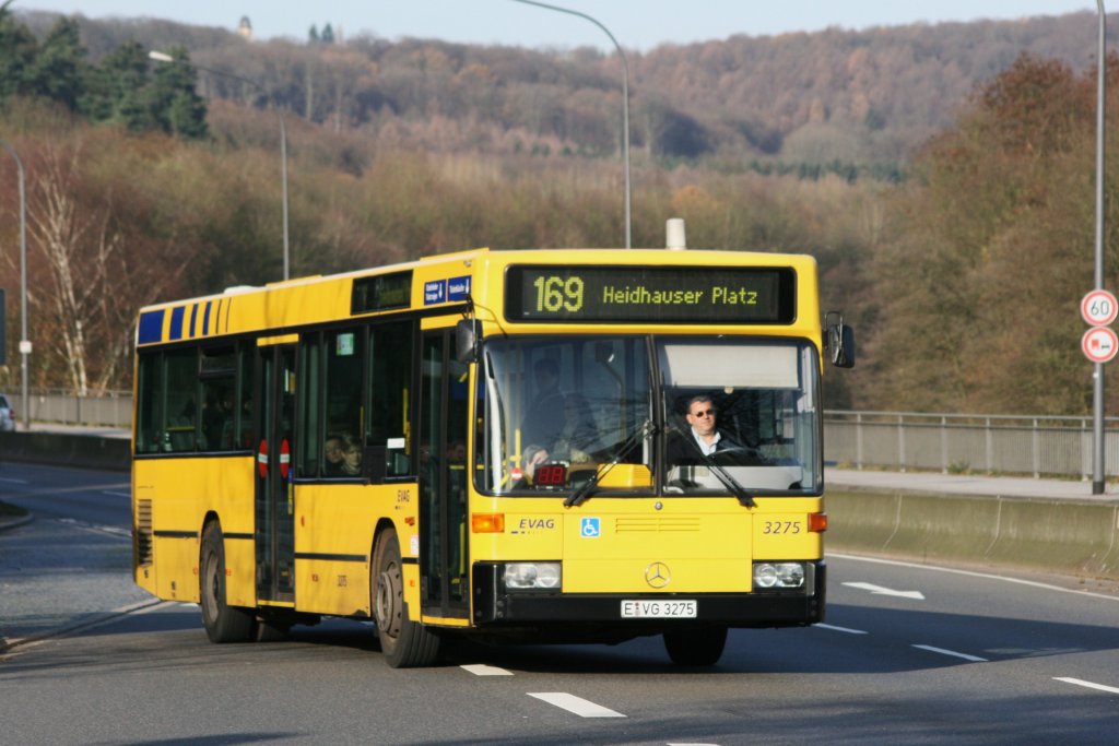 EVAG 3275 (E VG 3275) zum Heidhausen Platz.
Aufgenommen am S-Bf Essen Werden am 20.11.2009.