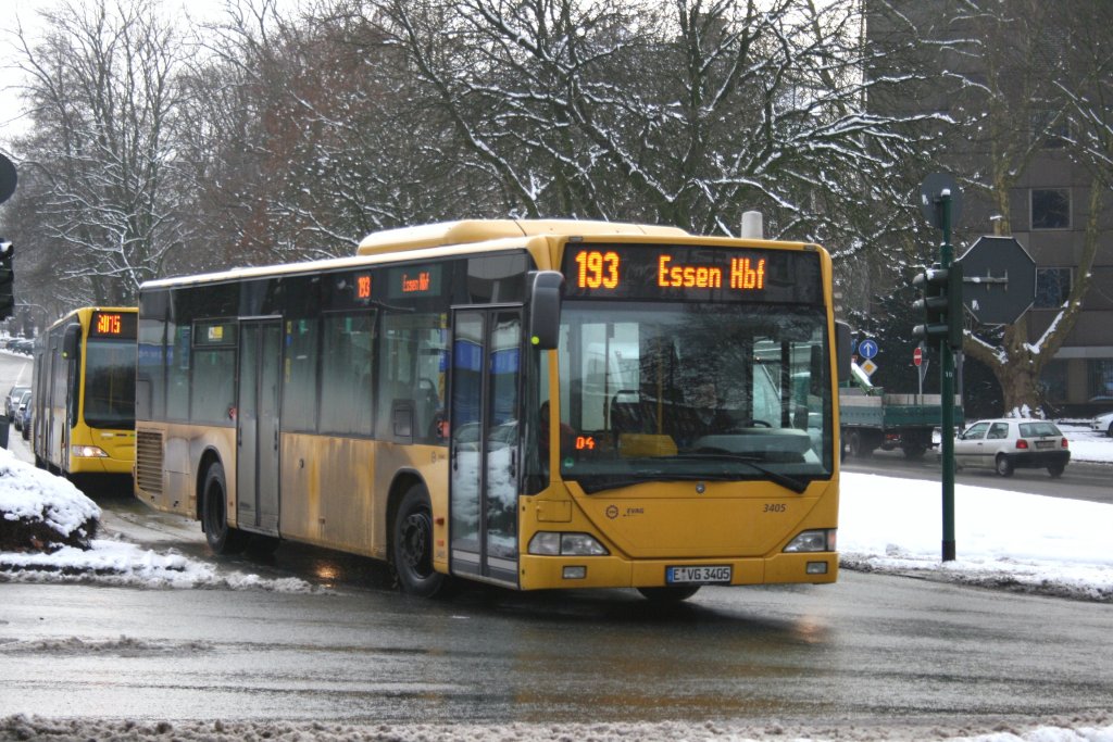 EVAG 3405 (E VG 3405) mit der Linie 193 zum HBF Essen.
Aufgenommen auf der Kronprinzenstr. am 5.1.2010.