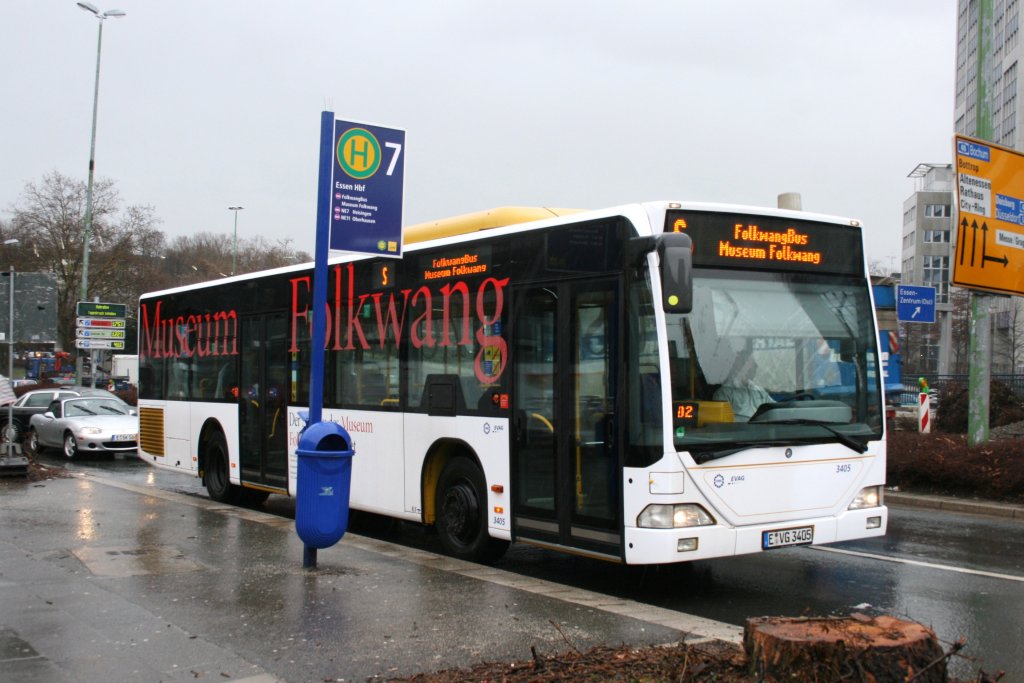 EVAG 3405 (E VG 3405) am HBF Essen mit dem Folkwang Bus,26.2.2010.
Die EVAG hat 3 Fahrzeuge mit Werbung frs Museum Folkwang.