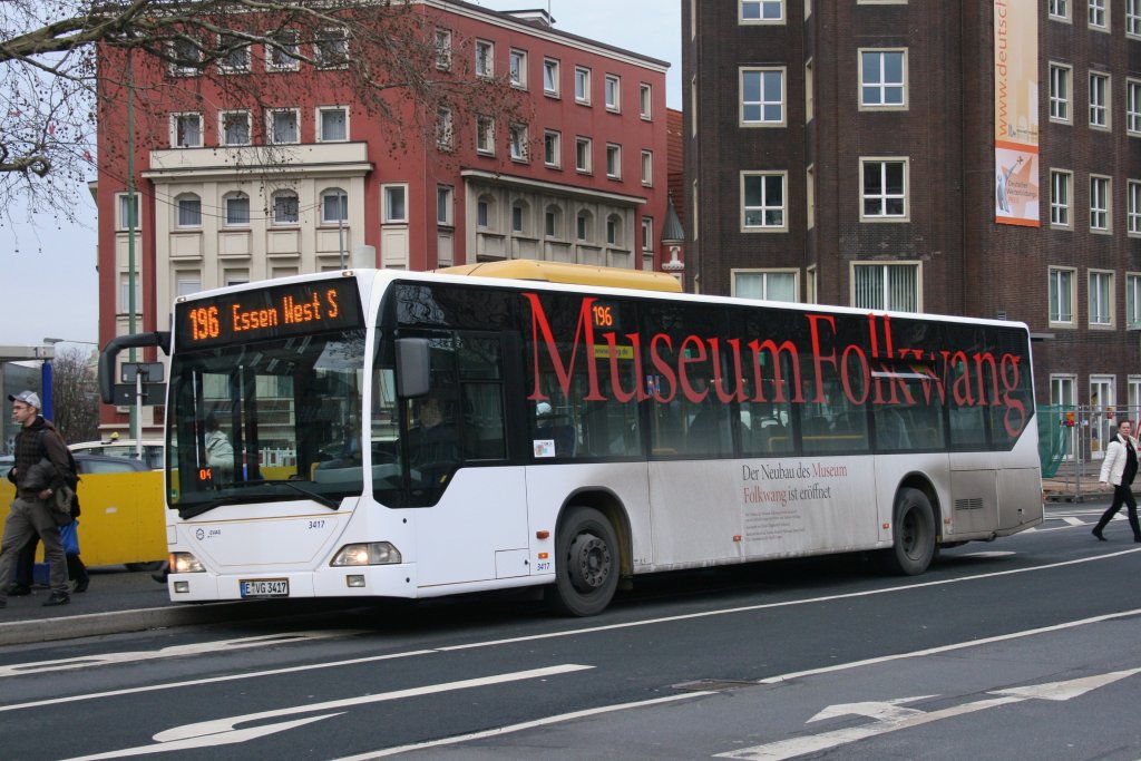 EVAG 3417 (E VG 3417) mit Werbung frs Museum Folkwang.
Hier mit der Linie 196 am HBF Essen,22.2.2010.
