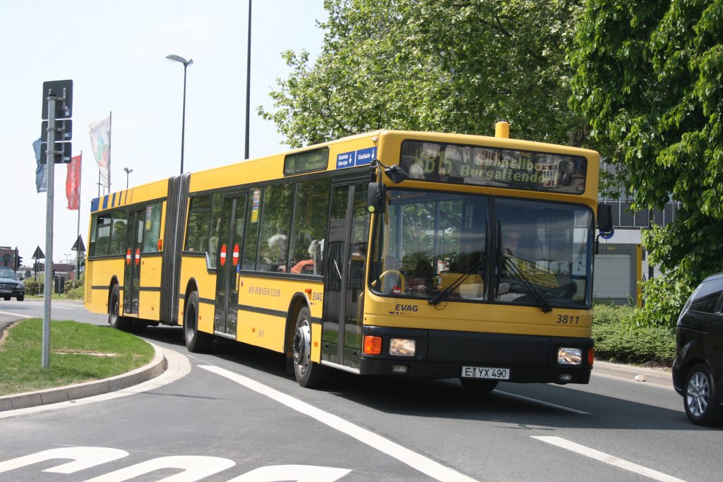 EVAG 3811 (E YX 490) ist am 25.5.2010 mit der Linie SB15 auf den Weg nach Burgaltendorf.
Aufgenommen am HBF Essen/Fernbusbahnhof.