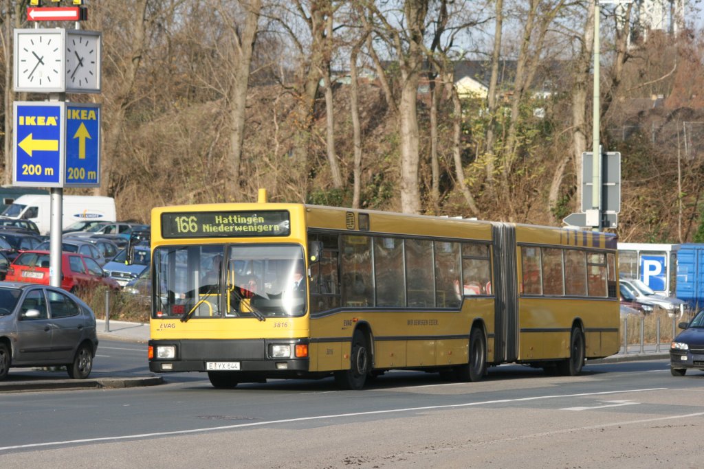 EVAG 3816 (E YX 644) mit der Linie 166 nach Hattingen Niederwenigern.
Aufgenommen am 20.11.2009 am Berliner Platz in Essen.