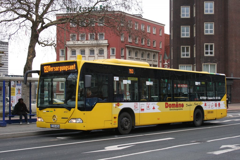 EVAG 4014 (E VG 4014) mit Werbung fr Domne Einrichtungsmrkte.
Aufgenommen mit der Linie 193 zum Versorgungsamt am 5.3.2010.