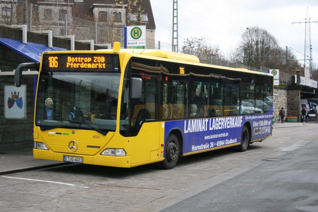 EVAG 4023 (E VG 4023) mit Werbung fr Laminat Lagerverkauf auf den Weg nach Bottrop ZOB mit der Linie 186 am 27.11.2009.
