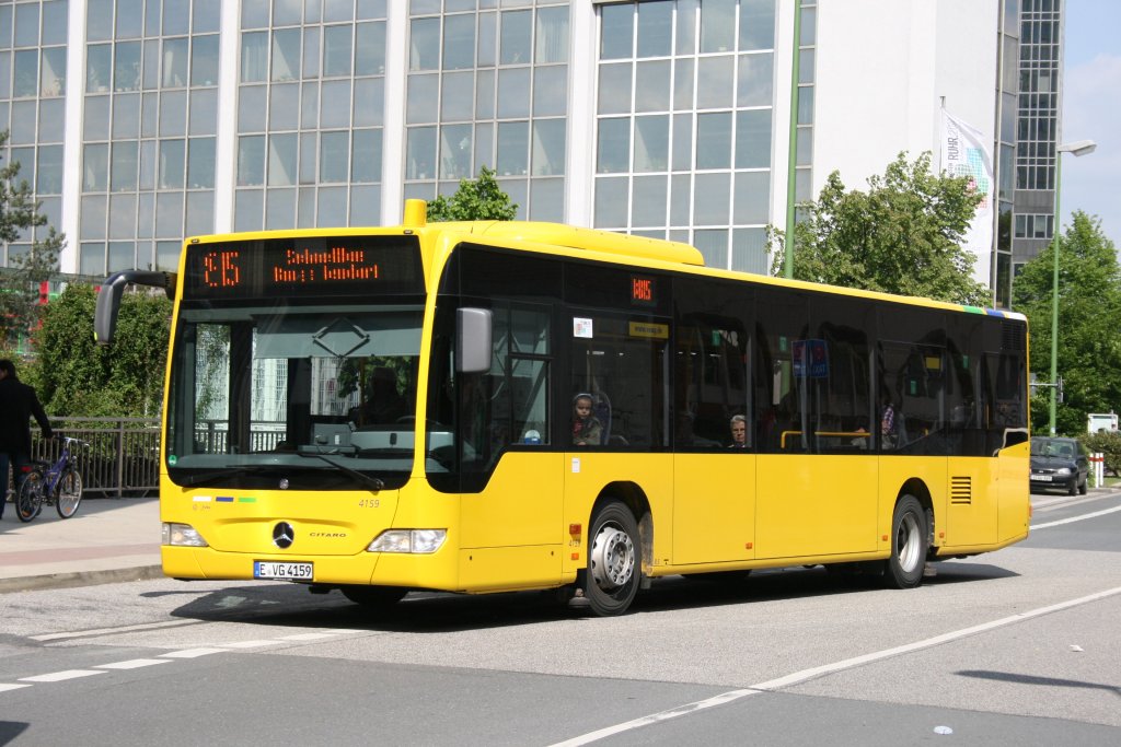 EVAG 4159 (E VG 4159).
An Sonntagen kommen die Spurbusse auch zu Einstzen auf der Linie SB15 wie am 16.5.2010 am HBF Essen.
In der Woche fahren die Busse nur die Linie 142 und wenige E-Bus Einstzte.
