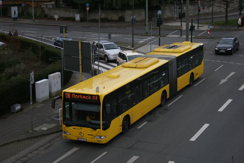 EVAG 4511 (E VG 4511) mit der Linie 170 zum Bf Borbeck am 25.11.2009.
Aufgenommen am Verkehrsplatz Steele.