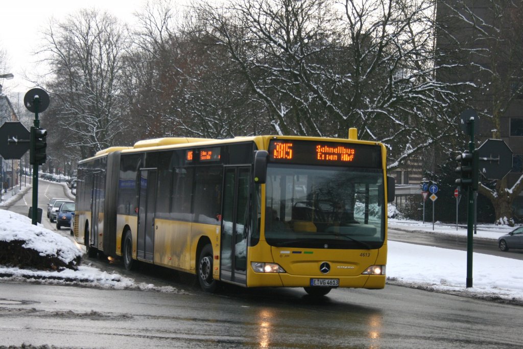 EVAG 4613 (E VG 4613) mit dem SB15 zum HBF Essen.
Aufgenommen auf der Kronprinzenstr. am 5.1.2010.