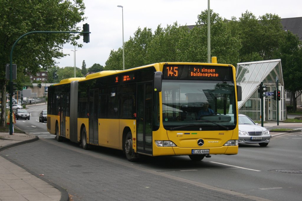 EVAG 4666 (E VG 4666) am Viehofer Platz mit der Linie 145.
31.5.2010