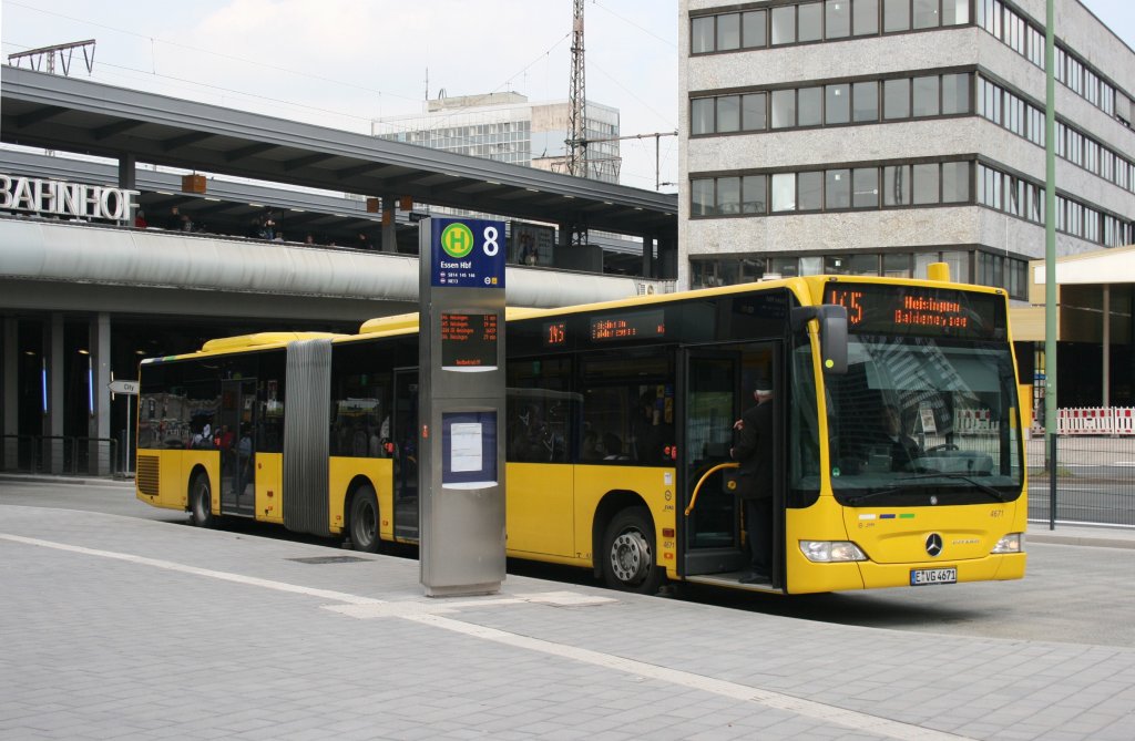 EVAG 4671 (E VG 4671) steht hier vor einer der neuen Anzeigentafeln die nach dem Umbau an der Haltestelle Essen HBF aufgestellt wurden.
27.5.2010