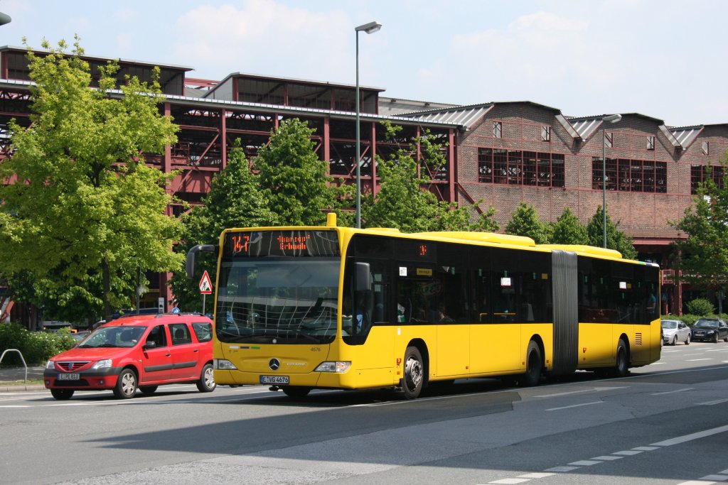 EVAG 4676 (E VG 4676).
Am 28.5.2010 fhrt der Bus mit der Linie 147 ber die Altendorferstr.
