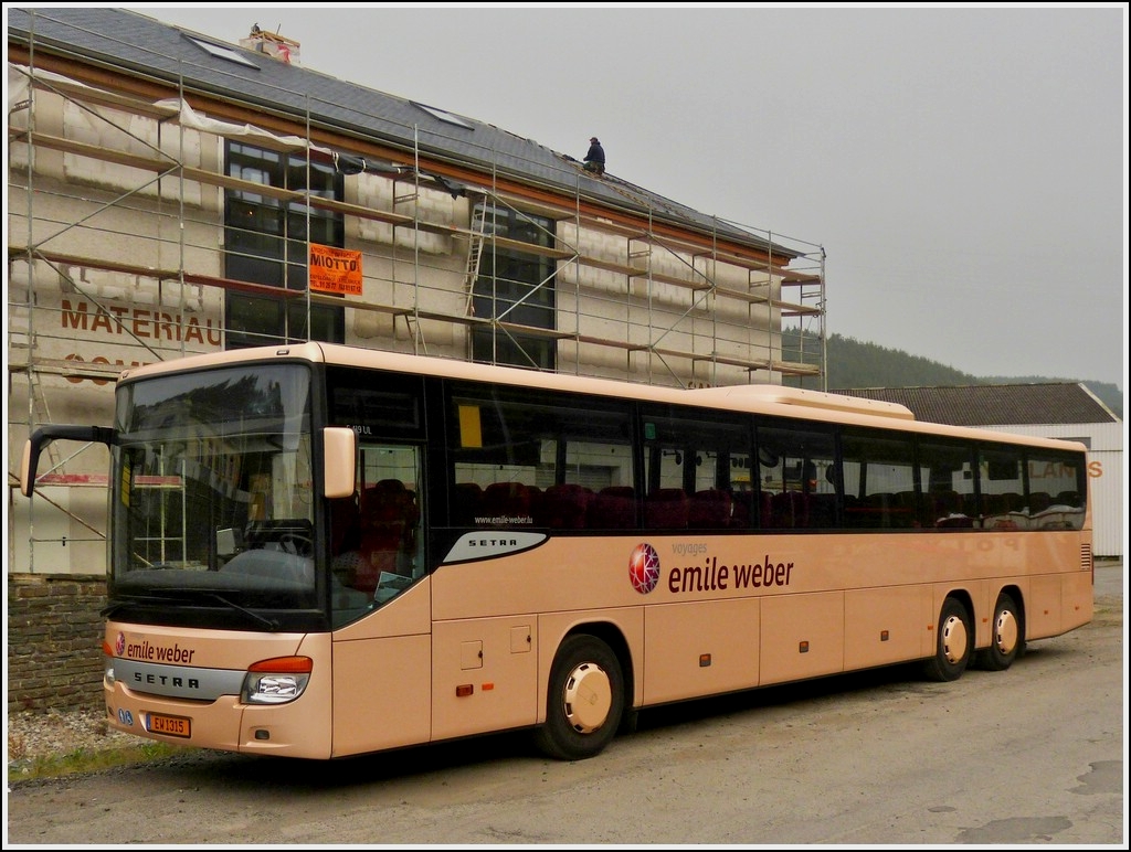 (EW 1315)Ein weiterer Setra S 419 UL, der Busfirma Emil Weber, steht in der Nähe des Bahnhofs von Clervaux abgestellt und wartete am 05.09.2012 auf den nächsten Einsatz. Wegen Gleisarbeiten auf der Nordstrecke zwischen Clervaux und Ettelbrück ist dies einer der Zahlreichen Busse die zum Schienenersatztverkehr eingeteilt sind.