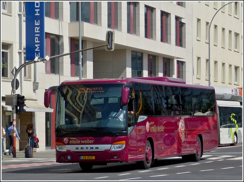 (EW 1537) Setra 416 UL des Busunternehmens Emile Weber nahe dem Bahnhof von Luxemburg, nach einem kurzen Halt wird seine Fahrt in Richtung Saarbrcken weitergehen. 17.06.2013