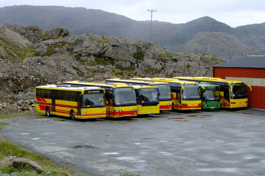 Fahrzeug-Treffen auf dem Depot-Areal in Honningsvag am 23.6.2010. VLNR Scania/Vest V25, Volvo/Vest B12B, Volvo/Vest B12M, Volvo/Vest B12B, Volvo 9700, Scania OmniCity, Volvo 9700. 