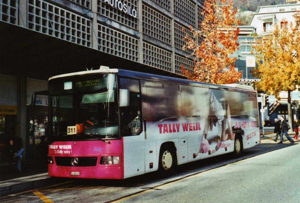 FART Locarno Nr. 20/TI 128'920 Mercedes Integro am 21. November 2009 Locarno, Bahnhof (mit Vollwerbung fr  TALLY WEiJL )