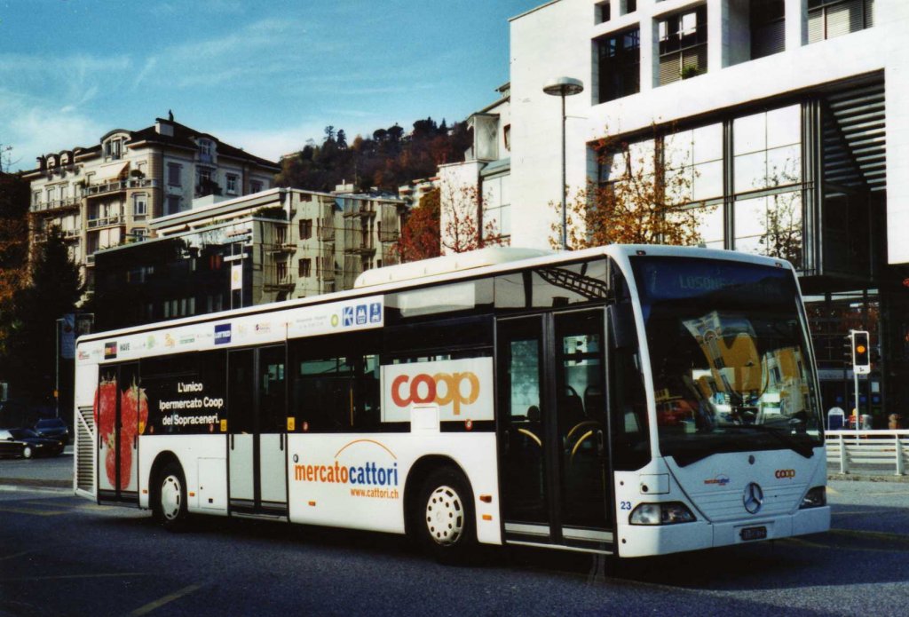 FART Locarno Nr. 23/TI 310'723 Mercedes Citaro am 21. November 2009 Locarno, Bahnhof (mit Vollwerbung fr  mercatocattori )