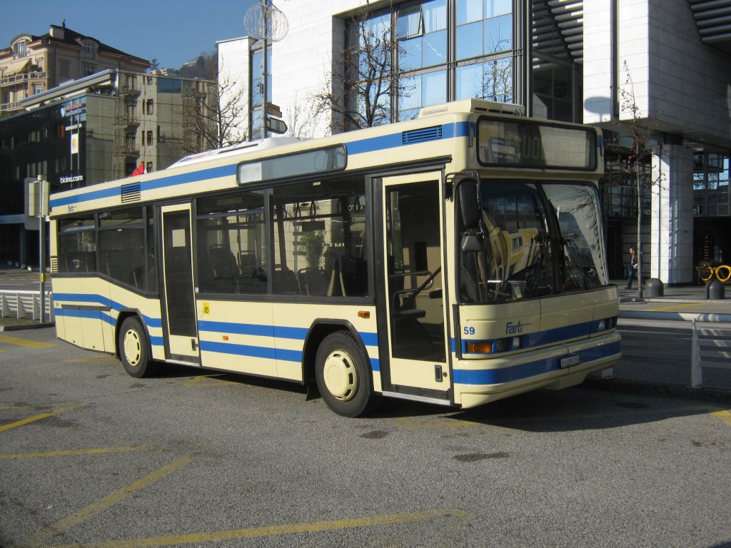 Fart Neoplan N4009L Nr. 59 als Schlerkurs abgestellt beim Bahnhof Locarno, 23.12.2011.