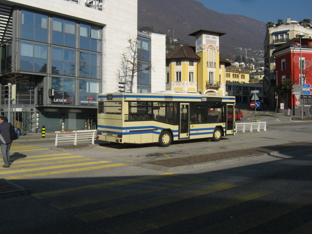 Fart Neoplan N4009L Nr. 59 als Schlerkurs abgestellt beim Bahnhof Locarno, 23.12.2011.


