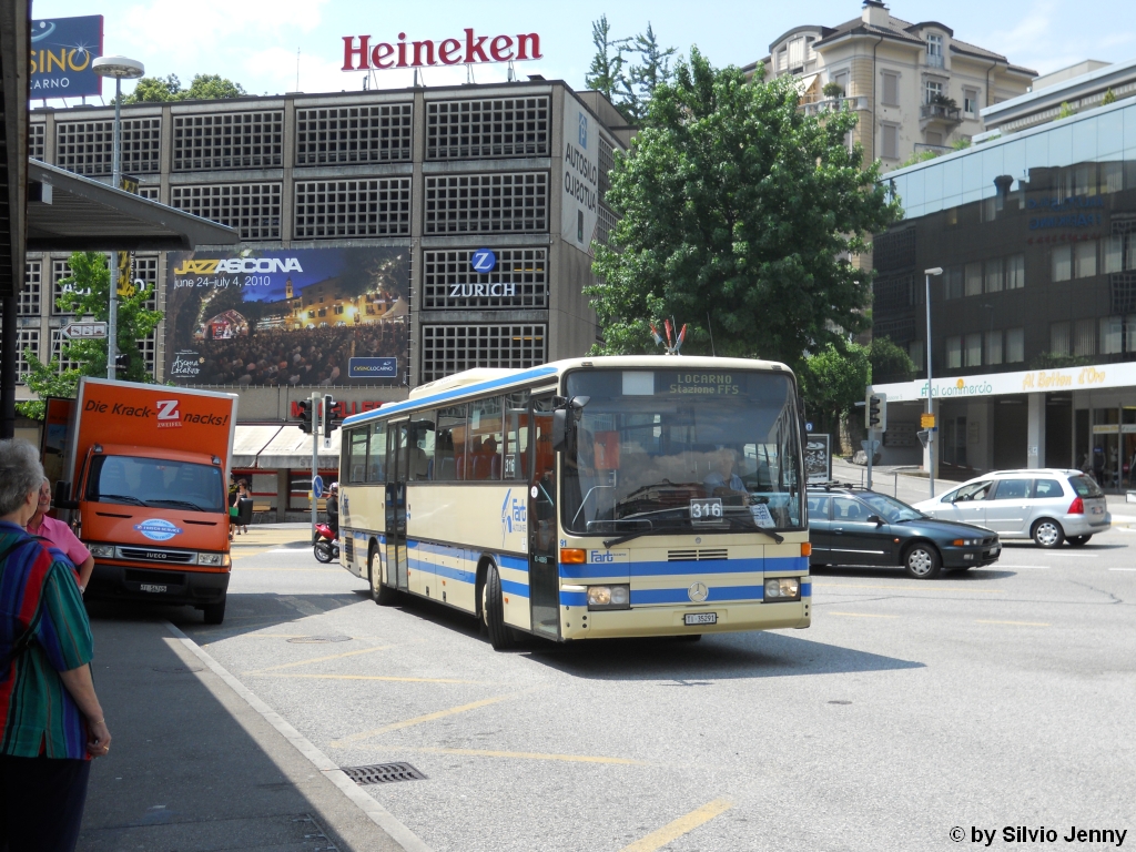 Fart Nr. 91 (Mercedes O408) am 16.7.2010 beim Bhf. Locarno. Neben dem Schwesterfahrzeug Nr. 93 sollten dies die zwei einzigen im Linieneinsatz stehenden MB O408 der Schweiz sein. Eingesetzt werden sie in der Regel auf der Linie 316 nach Brissago.