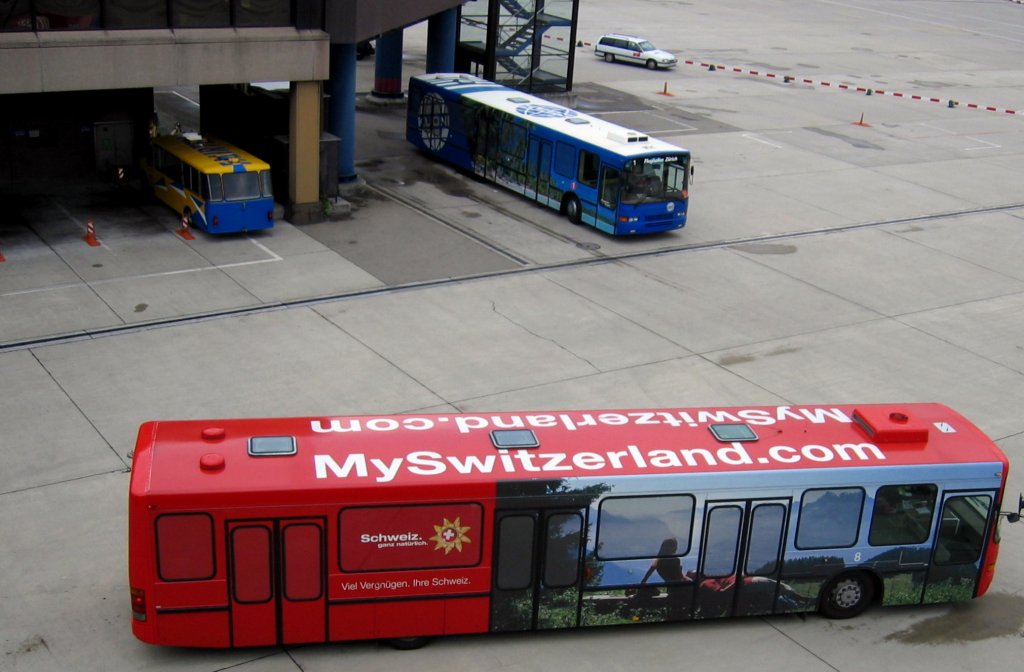 Flughafen Zrich Kloten. Transferbus mit Werbung MySwitzerland.com. Aufnahme 12.08.2006)