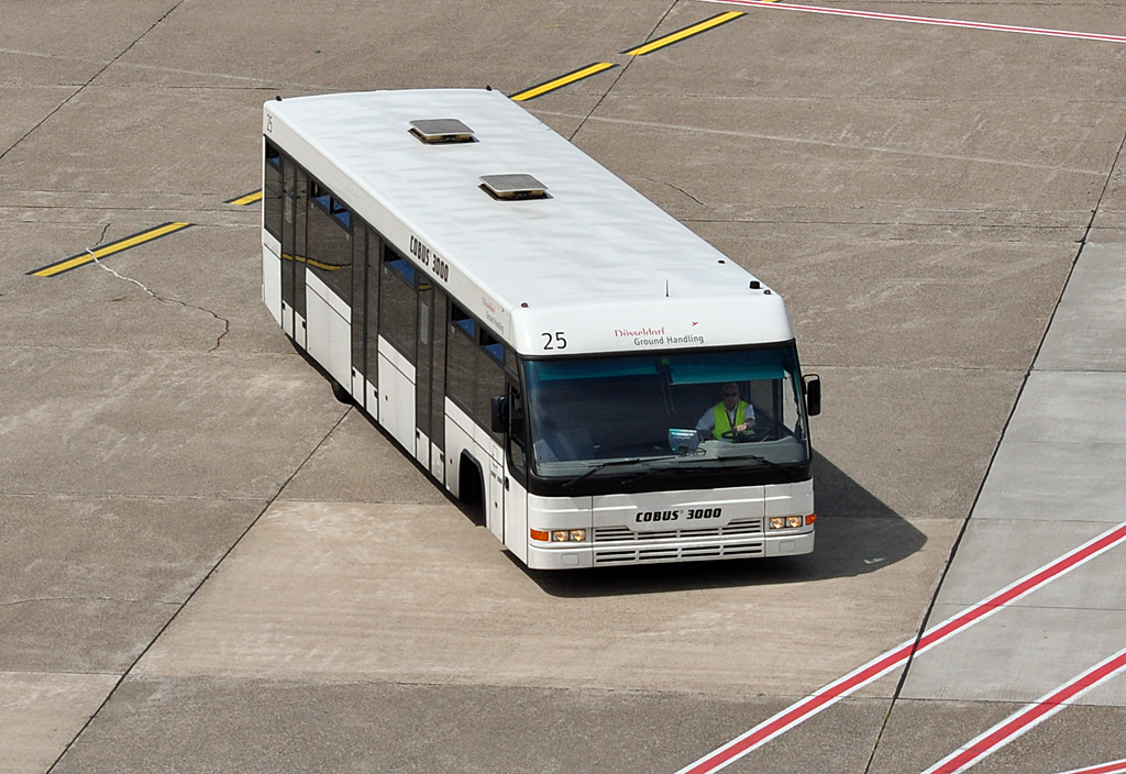 Flughafenbus Cobus 3000 am Flughafen Dsseldorf - 24.07.2012