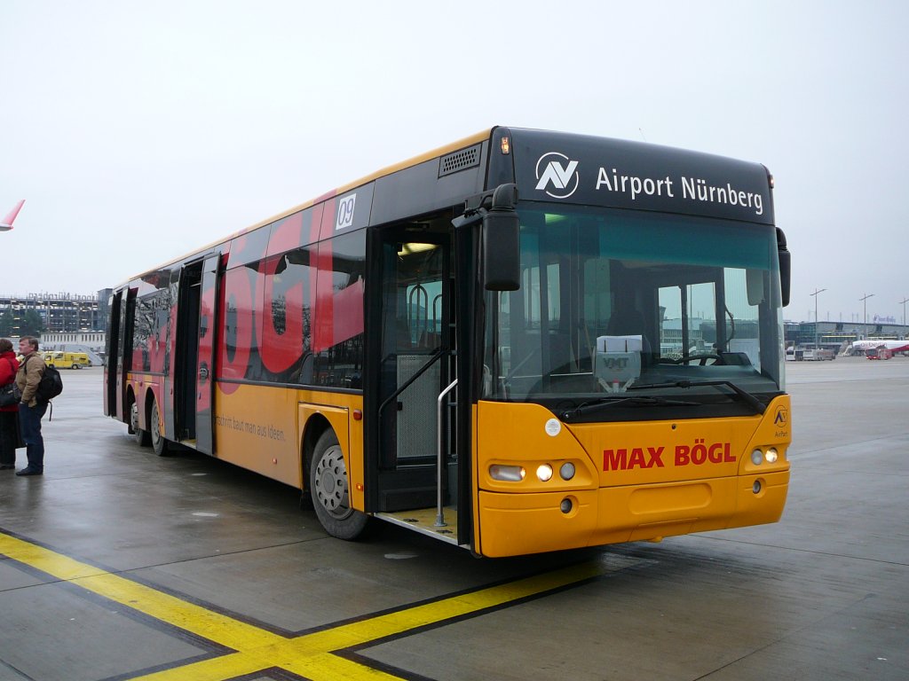 Flughafenbus von MAX BGL auf dem Vorfeld des Nrnberger Airports im Januar 2010