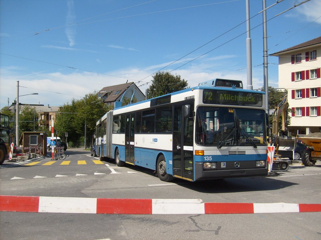 Foto-Abschiedsfahrt in Zrich fr MB O405 GTZ, angekndigt fr den 21.4.2013 (tram-museum.ch). Im Bild VBZ Nr. 135 am 11.8.2011, damals noch im Betrieb, kurz vor der Endstation Triemli.