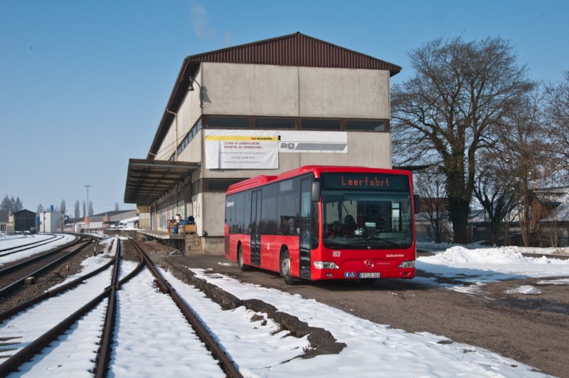 FR JS 383 steht am 16. Februar 2010 als Leerfahrt am Bahnhof Neunkirch.