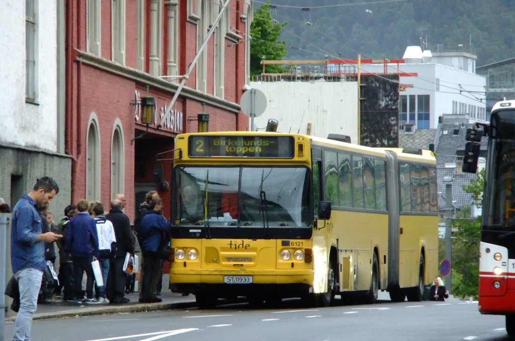 Fr die Trolleybuslinie 2 standen bei meinem Besuch in Bergen nur 2 Fahrzeuge zur Verfgung; Ansonsten wurde mit Gelenkautobussen gefahren. Dabei scheint auch dieser Wagen 6121 (Volvo/Arna B10MA) ein Einzelstck zu sein. Aufnahme am 7.7.2010 im Stadtzentrum. 