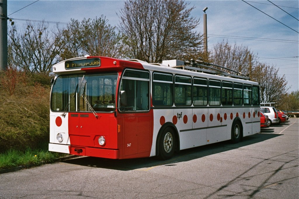 Fribourg; TPF-Trolleybus 347 (ex Lausanne Serie 701 ff.); FBW/Hess/BBC-Scheron; 1975/76;
zwei oder drei Exemplare dieser ehemaligen Lausanner Fahrzeuge wurden in Fribourg
kurzzeitig auf der Linie 3 ( Jura ) eingesetzt, die keine Gelenkfahrzeuge bentigte; spter wurden
dann nur noch Autobusse eingesetzt;
Aufnahme von 2005 (Trolleybus-Depot Fribourg)