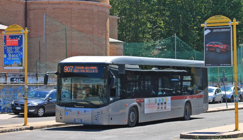 Frontansicht eines BredaMenarinibus AvanCity. atac 9576 am 13.05.2013 als Linie 907 an der Endhaltestelle in Roma Stazione Cipro.