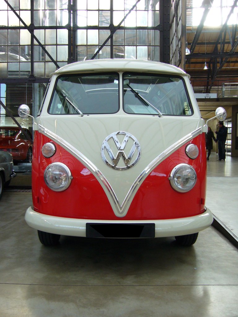 Frontansicht eines VW T1 Achtsitzer Sonderausführung der Jahrgänge 1963 - 1967. Düsseldorfer Meilenwerk 30.01.2011.