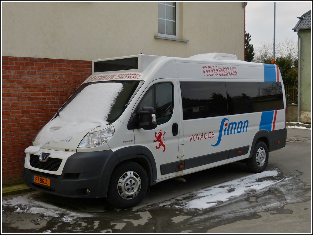 (FT 8611) Peugeot Boxer Kleinbus des Busunternehmens Siimon aus Diekirch wartet auf einem Parkplatz nahe Wiltz auf seinen nchsten Einsatz.  03.2013