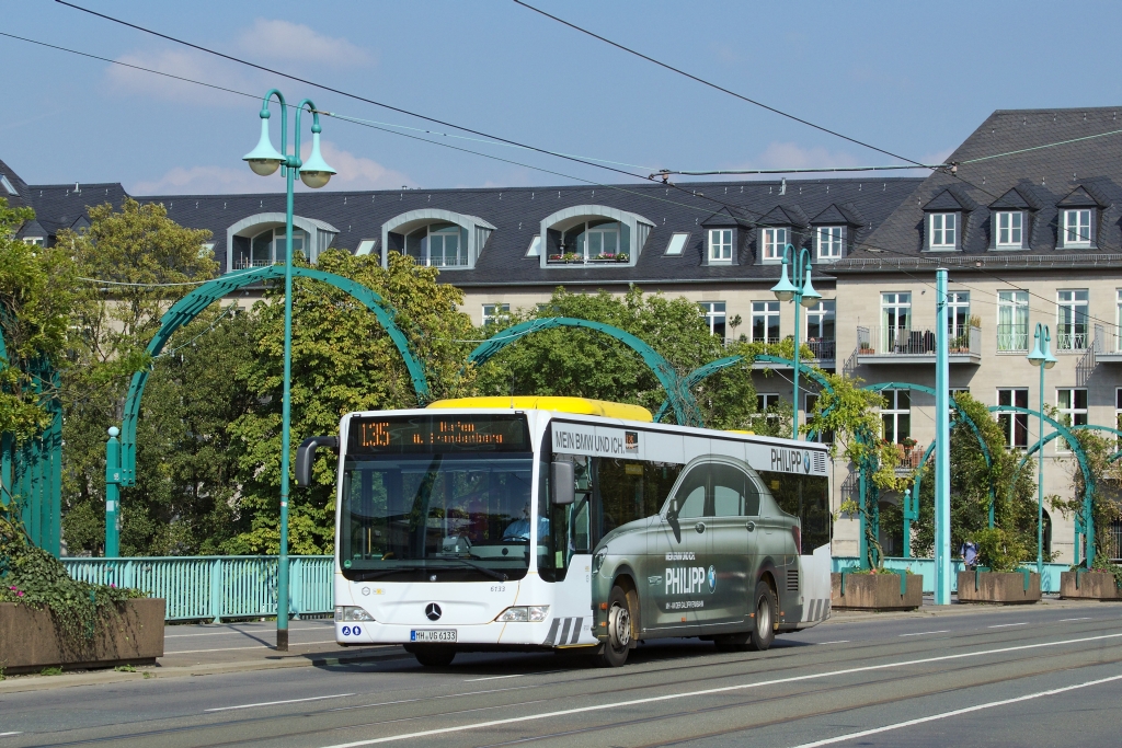 Für einen BMW-Autohändler werben die Busse 6133 und 6135. Ersterer fährt am 17.8.2011 über die Schlossbrücke zum Hafen