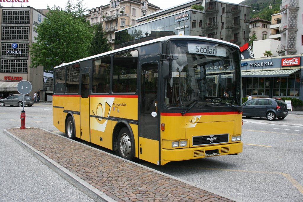Fr Reserve- und Schlereinstze steht bei PU Starnini, Tenero, ein MAN/Lauber-Midibus aus 1995 im Einsatz. Der TI 25'600, hier am 6.5.2010 in Locarno, wird allerdings Ende Monat ersetzt. 
