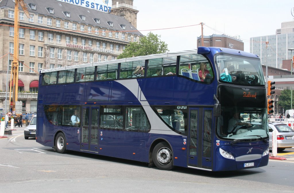 Fr Stadtrundfahrten in Essen wird dieser Volvo Unvi eingesetzt.
Am 1.6.2010 macht er sich vom Hauptbahnhof auf den Weg auf seine 100 Minuten Stadtrundfahrt durch Essen.
