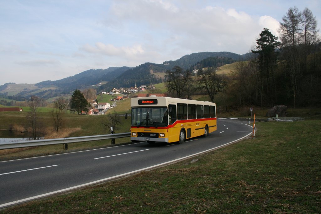 Für stark frequentierte Schülerkurse ist in Menzingen der NAW/Hess ZH 567'677 ex PU Stutz stationiert. Aufnahme am 22.3.2010 bei Finstersee. 